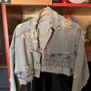 Krop svetla teksas jakna