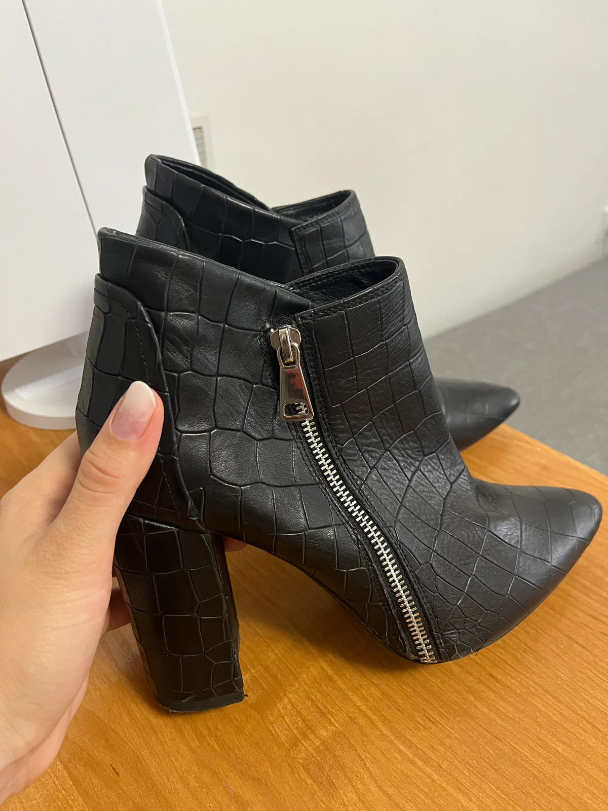 Kratke čizmice na štiklu br 39