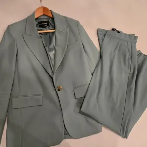 Zensko odelo sako pantalone