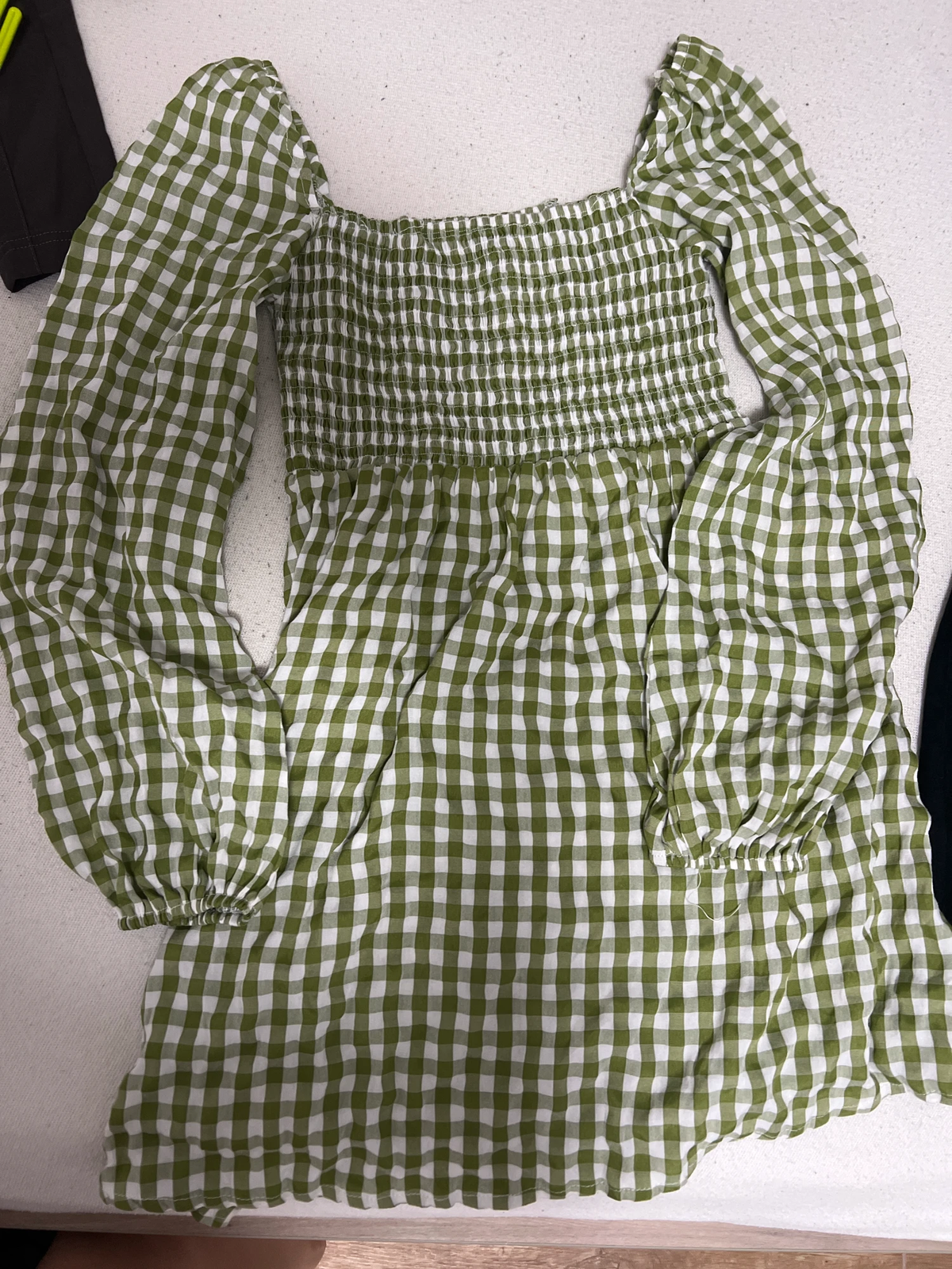 Haljina PRETTYLITTLETHING i DIVIDED