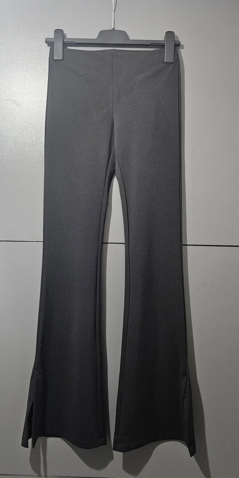 Bershka flare pantalone sa prorezima
