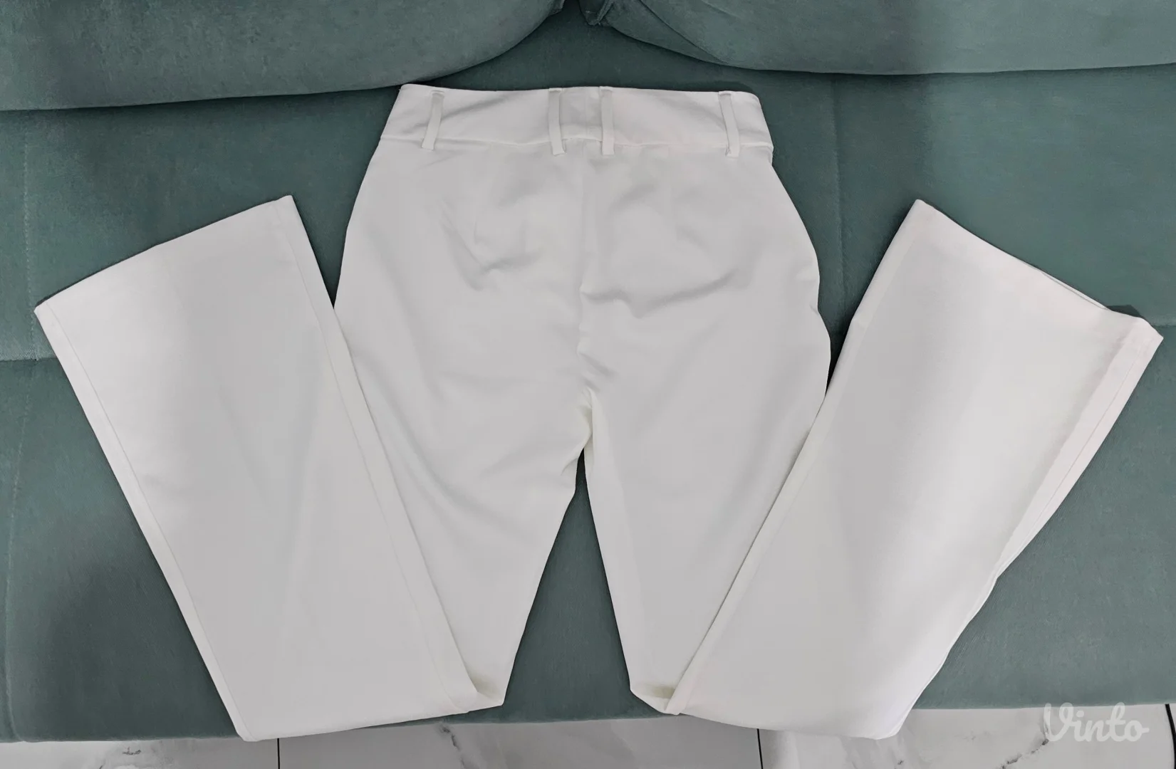 Bershka bele flare zvonaste pantalone