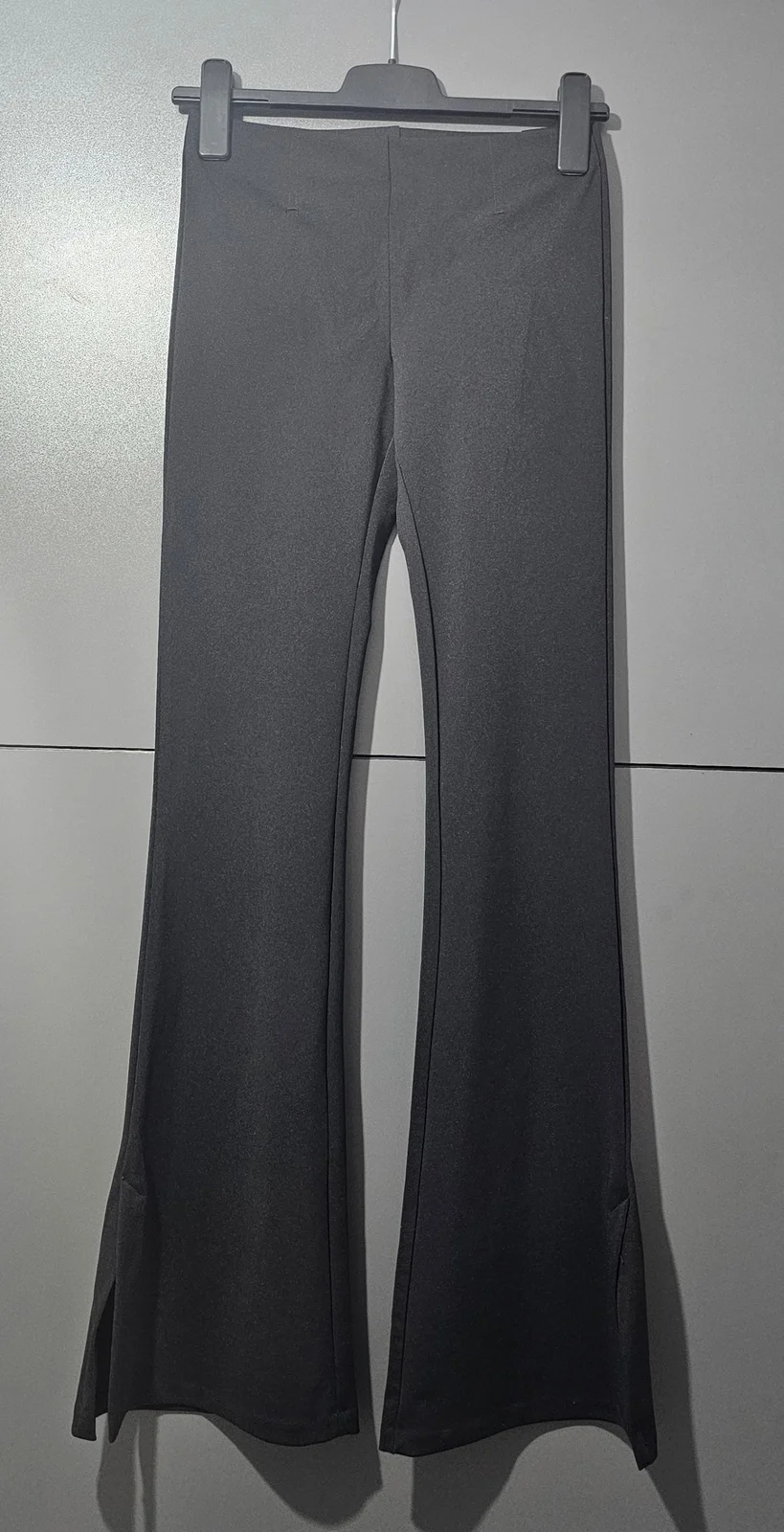 Bershka flare pantalone sa prorezima