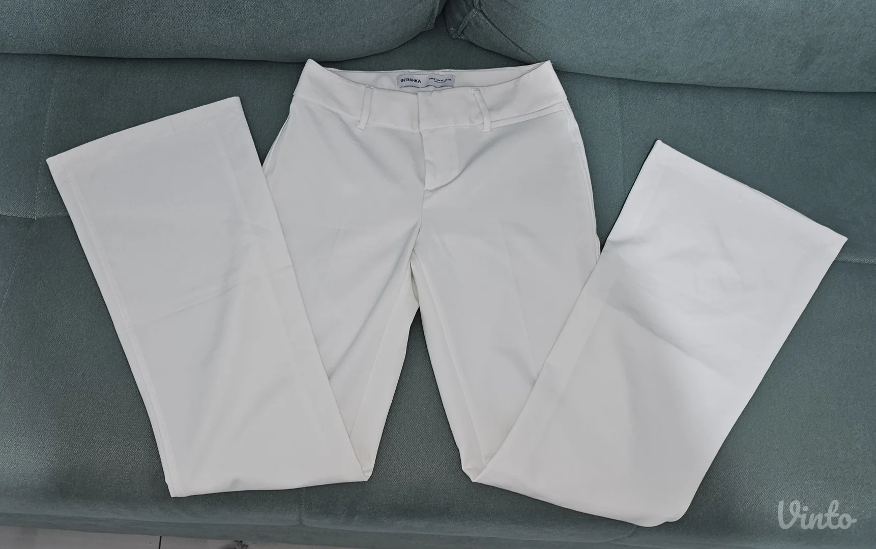 Bershka bele flare zvonaste pantalone