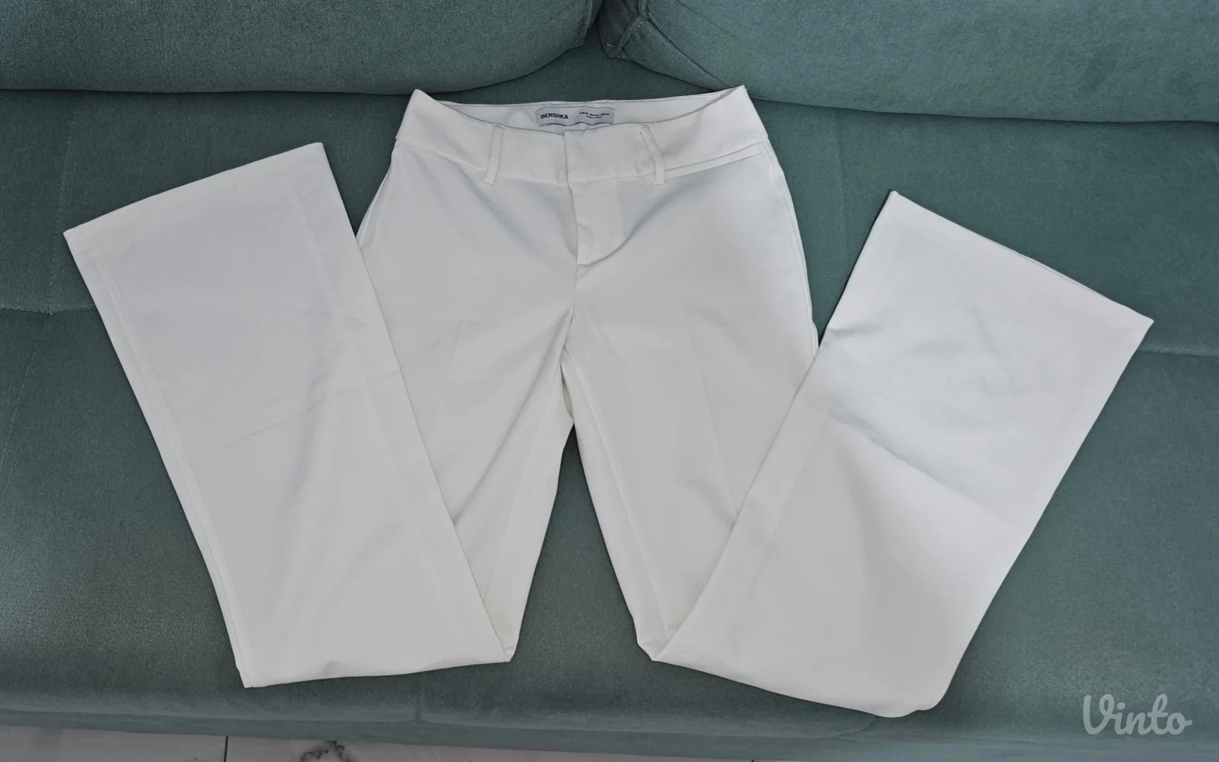 Bershka bele flare zvonaste pantalone