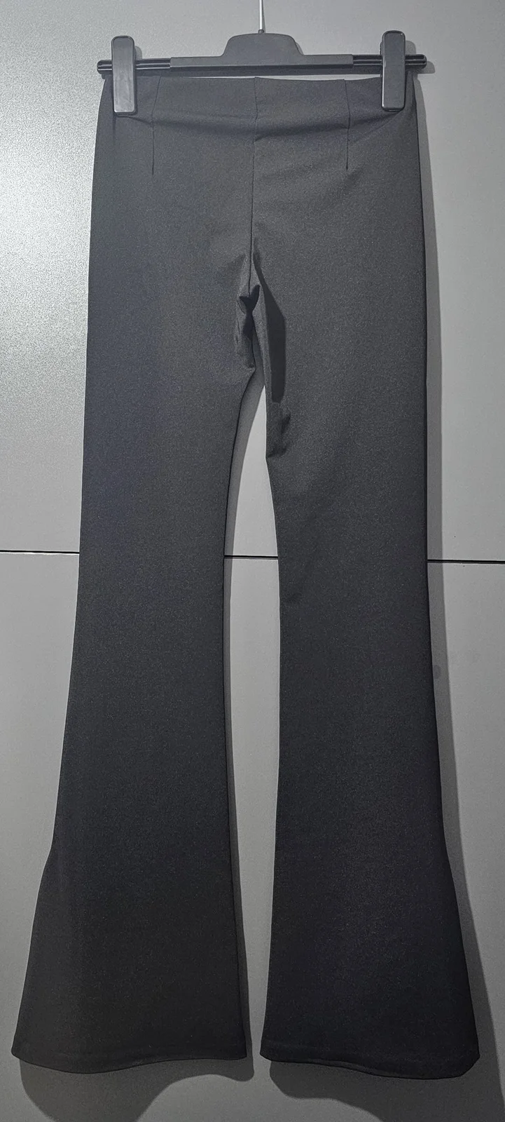 Bershka flare pantalone sa prorezima