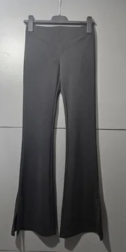 Bershka flare pantalone sa prorezima