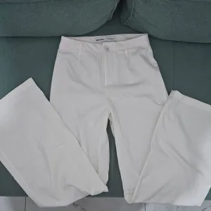 Bershka wide leg bele pantalone