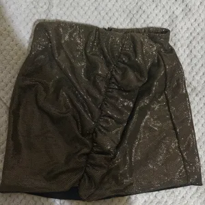Pull&bear zlatna mini suknja