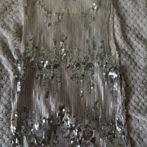 stradivarius sljokicavi top