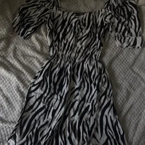 La sempre zebra haljina