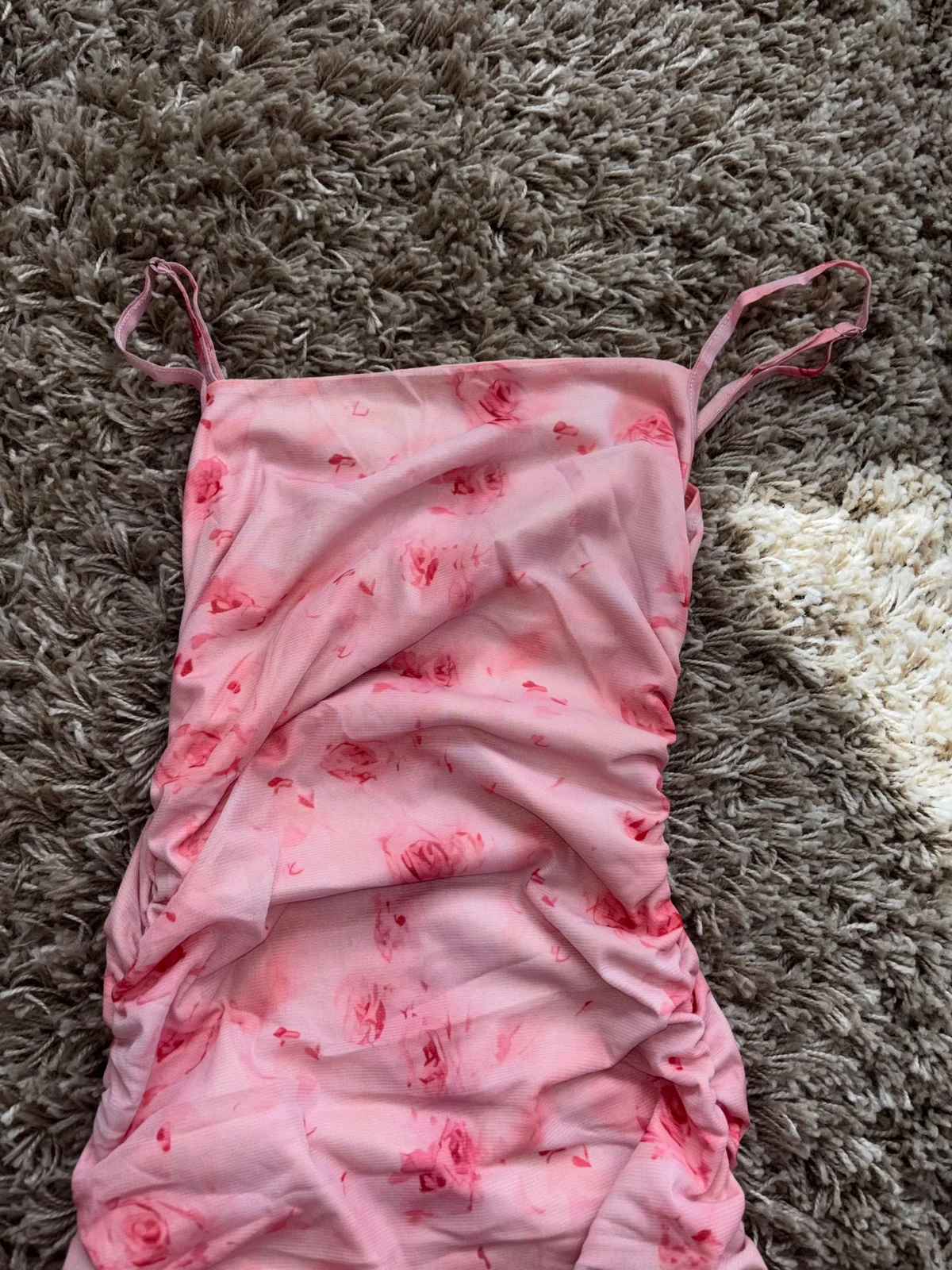 Prelepa cvetna haljina roze boje