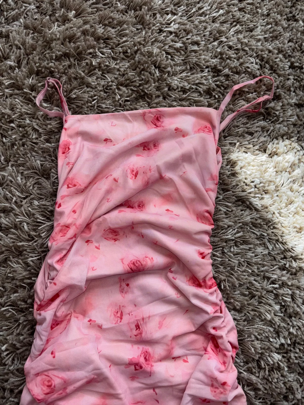 Prelepa cvetna haljina roze boje