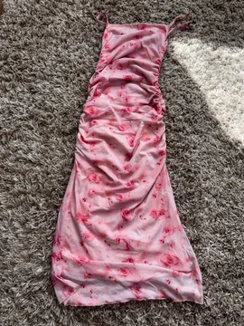 Prelepa cvetna haljina roze boje