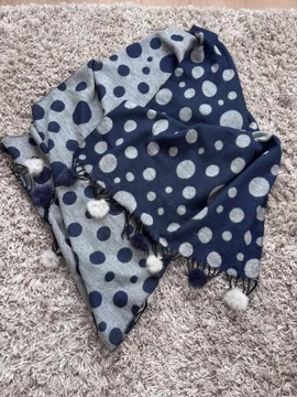 Veliki šal na tufne sa pom pom detaljima