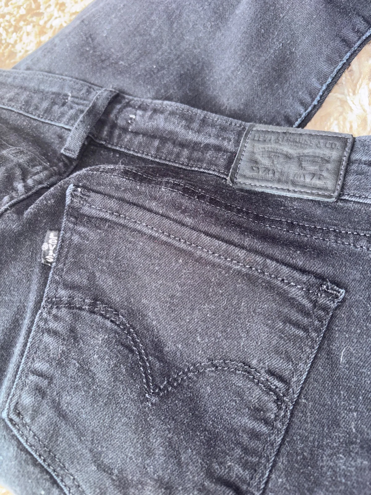 Levis crne pantalone