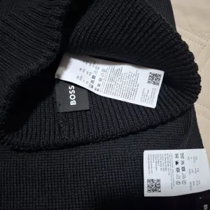 Hugo Boss kapa i šal