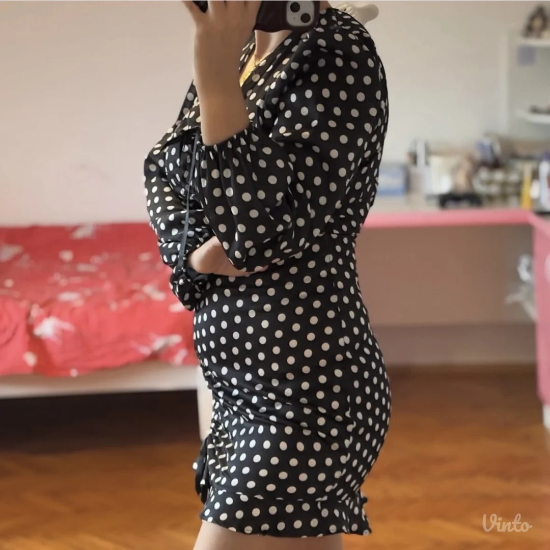 Crna mini haljina na tufne