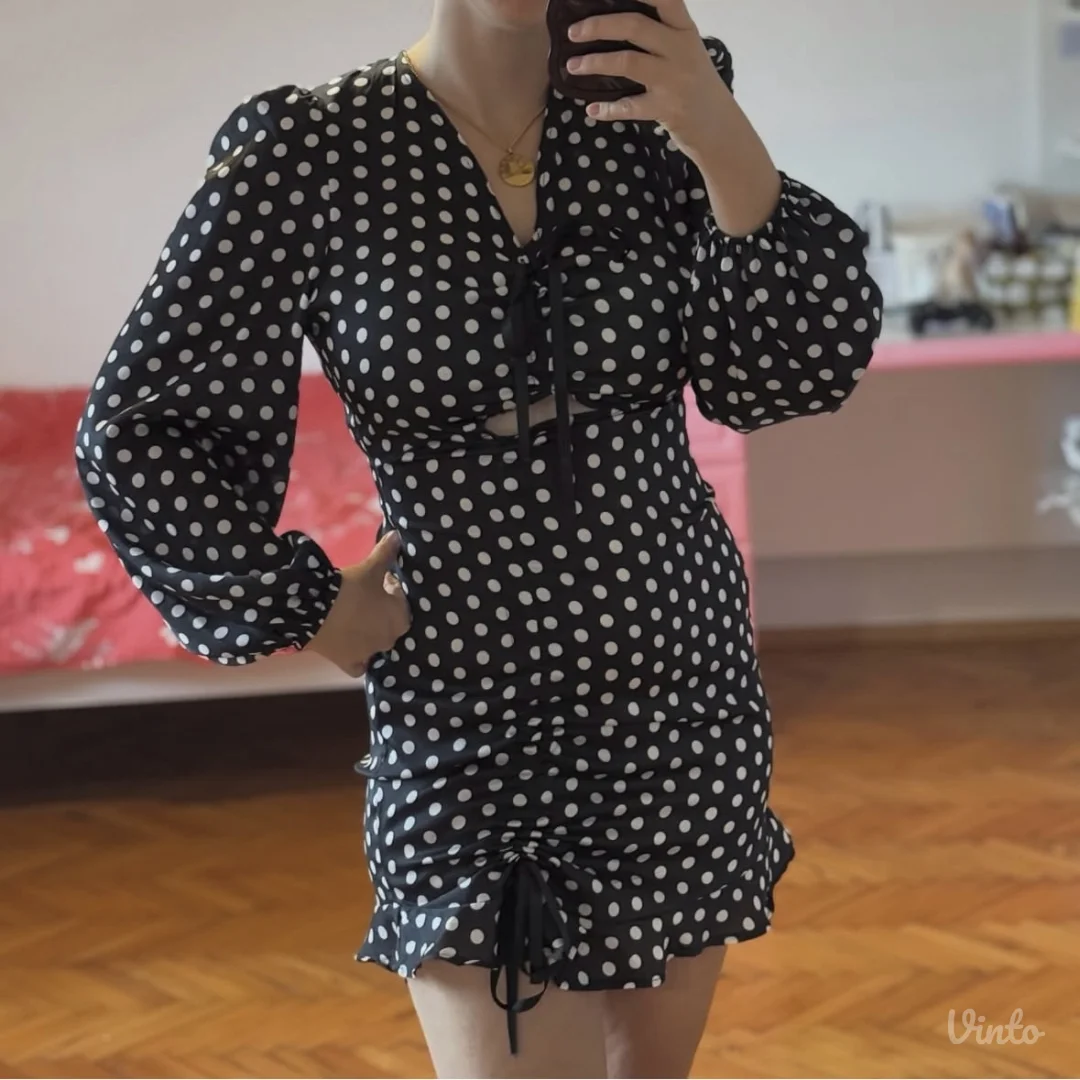 Crna mini haljina na tufne