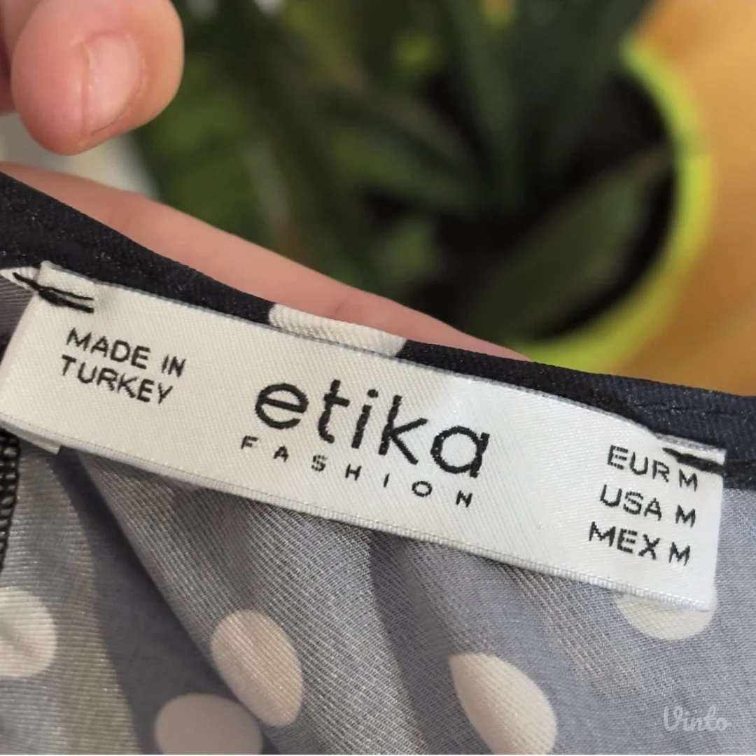 Crna mini haljina na tufne