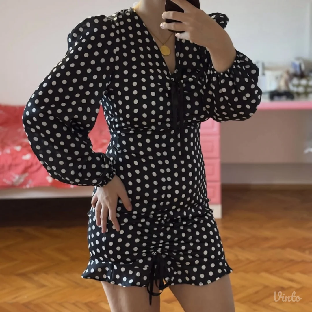 Crna mini haljina na tufne