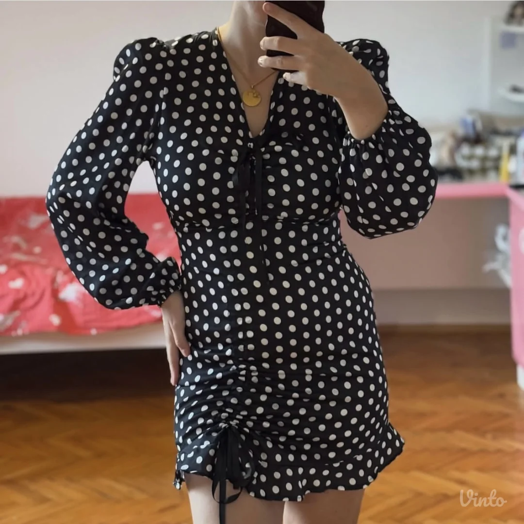 Crna mini haljina na tufne