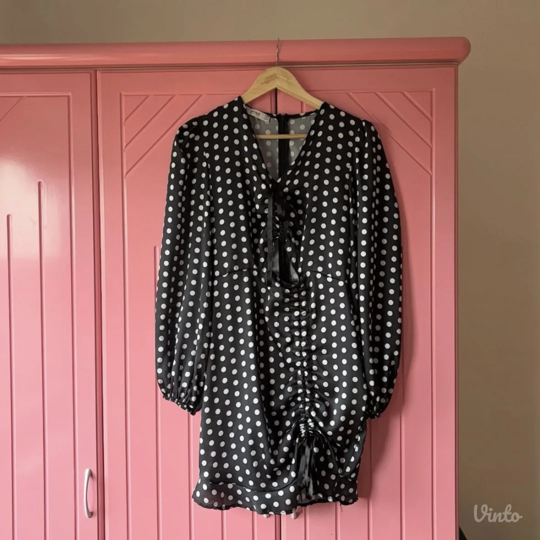 Crna mini haljina na tufne