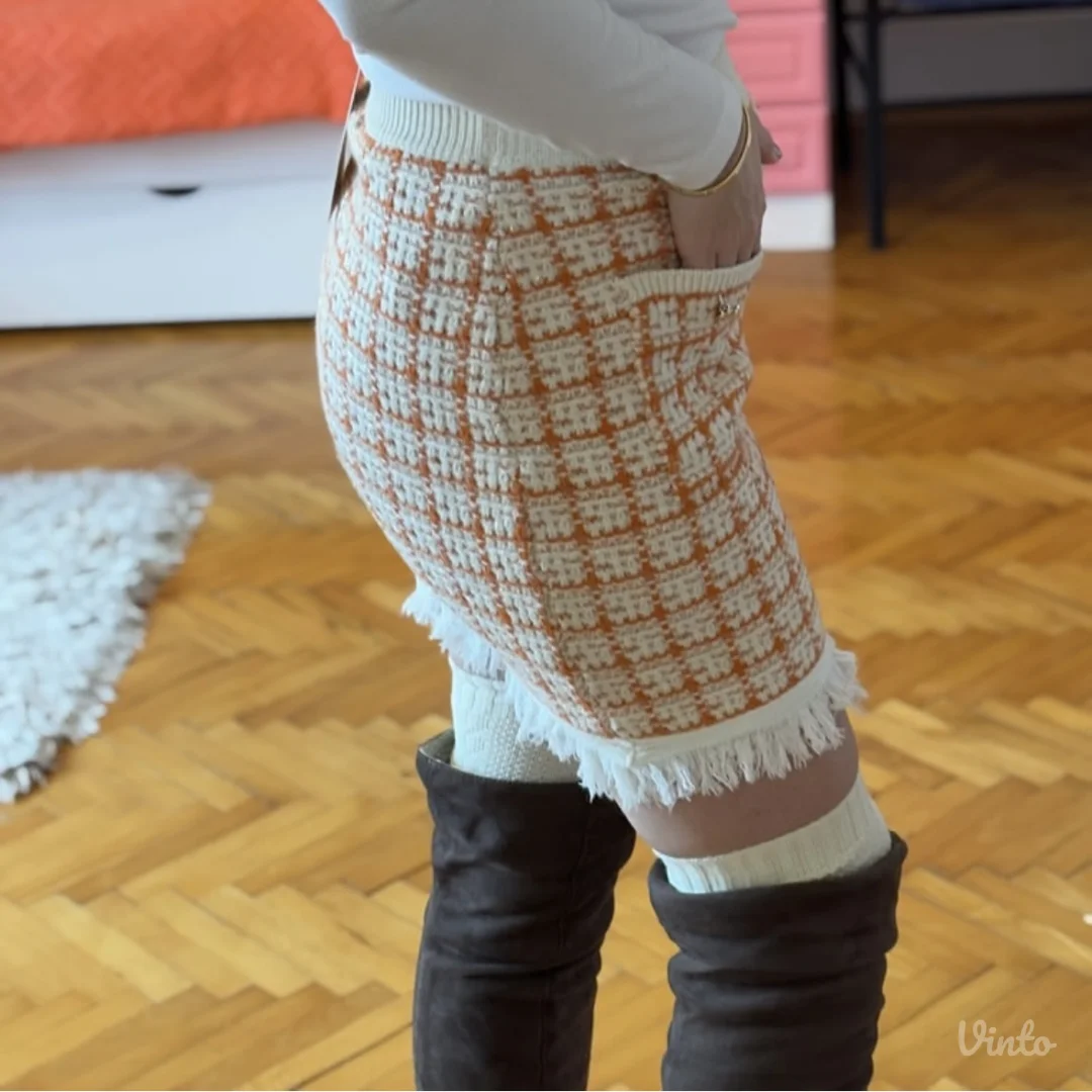 NOVO! Narandzasta zimska mini suknja