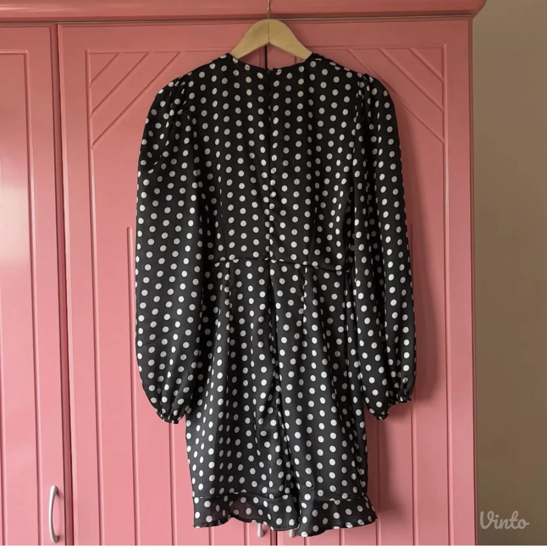 Crna mini haljina na tufne