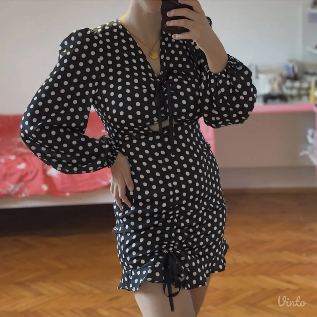 Crna mini haljina na tufne