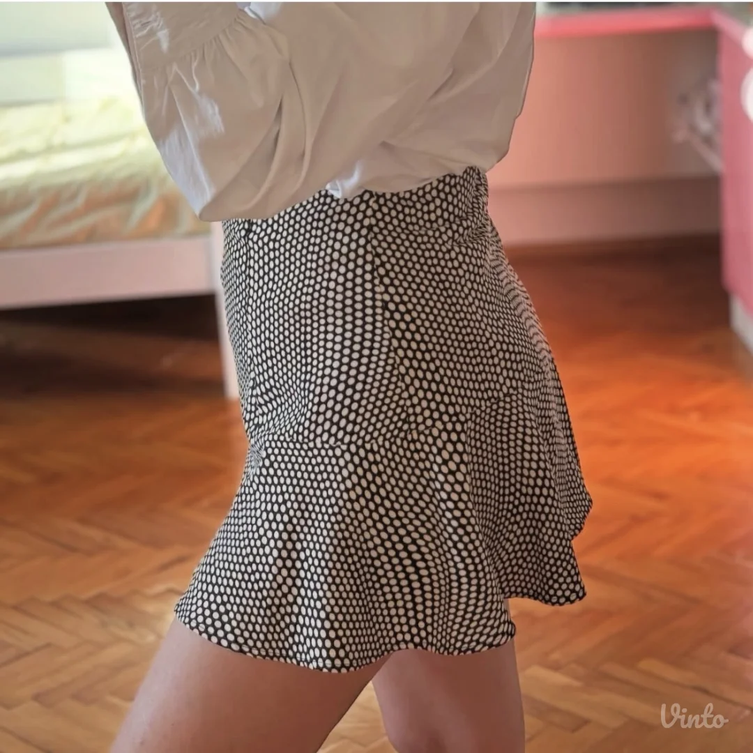 NOVO! Stradivarius mini suknja sorts tufne