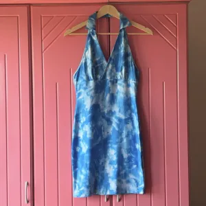 Plava mini haljina bez ledja