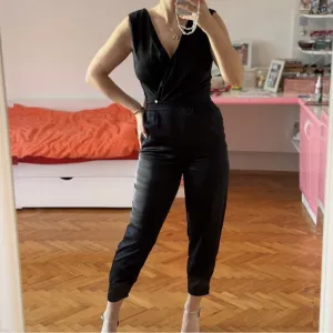 Crni svecani kombinezon