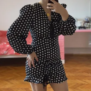 Crna mini haljina na tufne