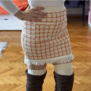 NOVO! Narandzasta zimska mini suknja