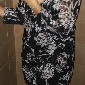 GUESS cvetna haljina- kao novoo!