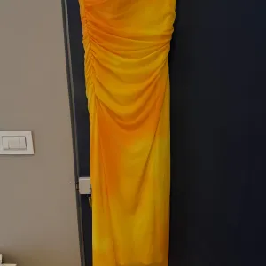 ZARA haljina- NOVO sa etiketom- S velicina