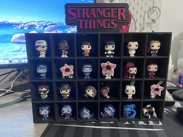 Stranger Things kolekcija figurica sa policom