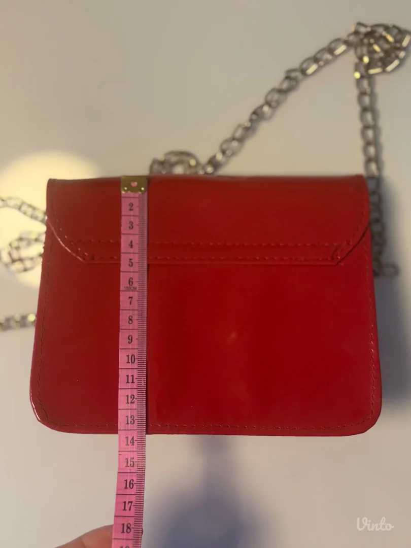Crvena lakovana torbica