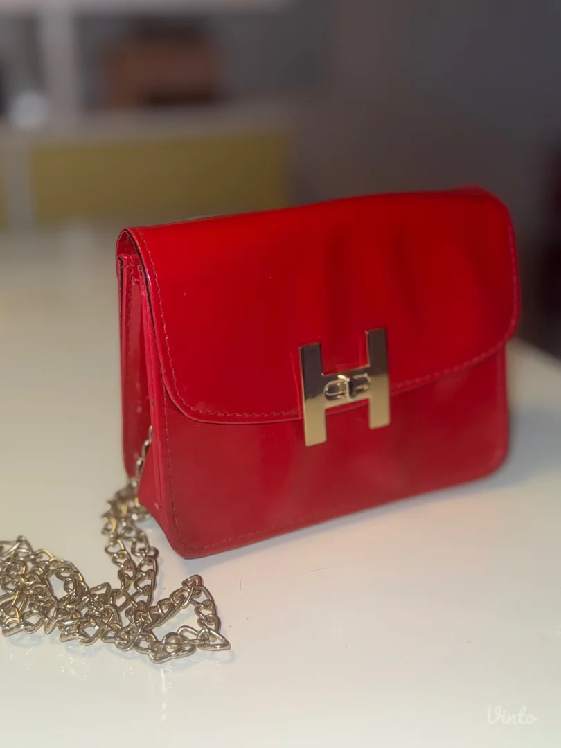Crvena lakovana torbica