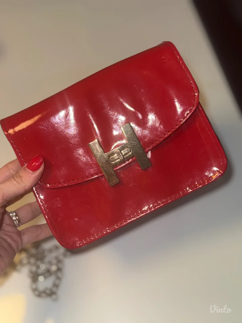 Crvena lakovana torbica