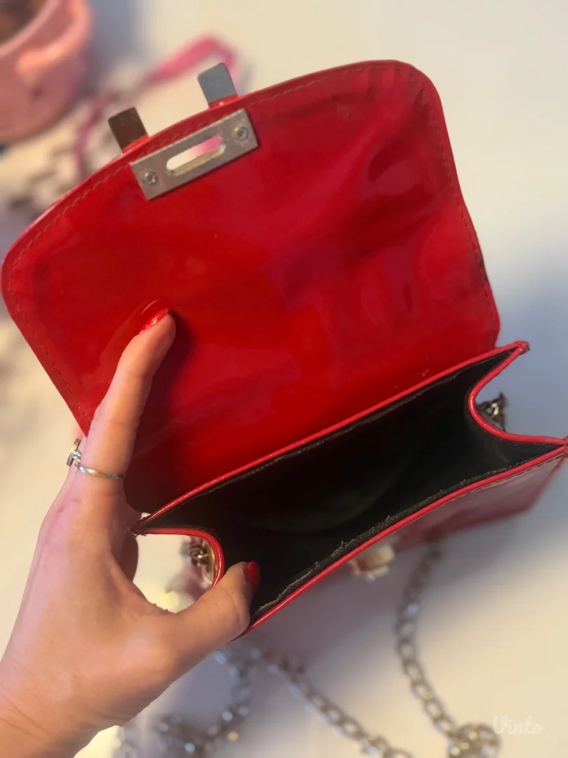 Crvena lakovana torbica