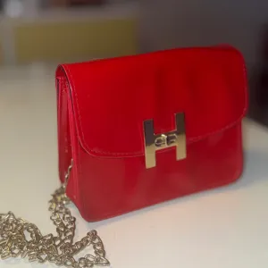 Crvena lakovana torbica