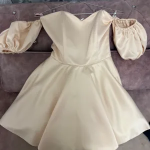 Krem svečana haljinica