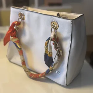 Carpisa bela torbica