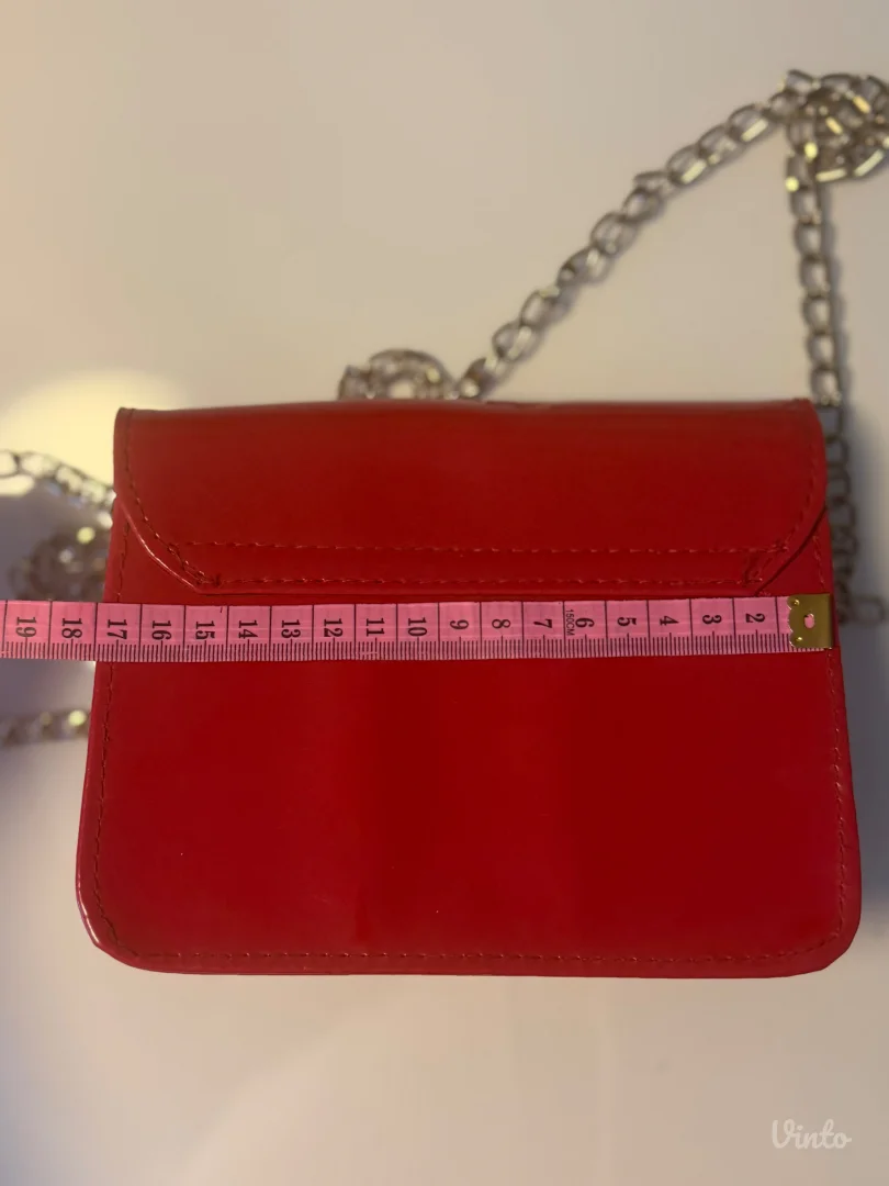 Crvena lakovana torbica