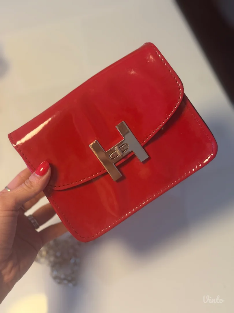 Crvena lakovana torbica