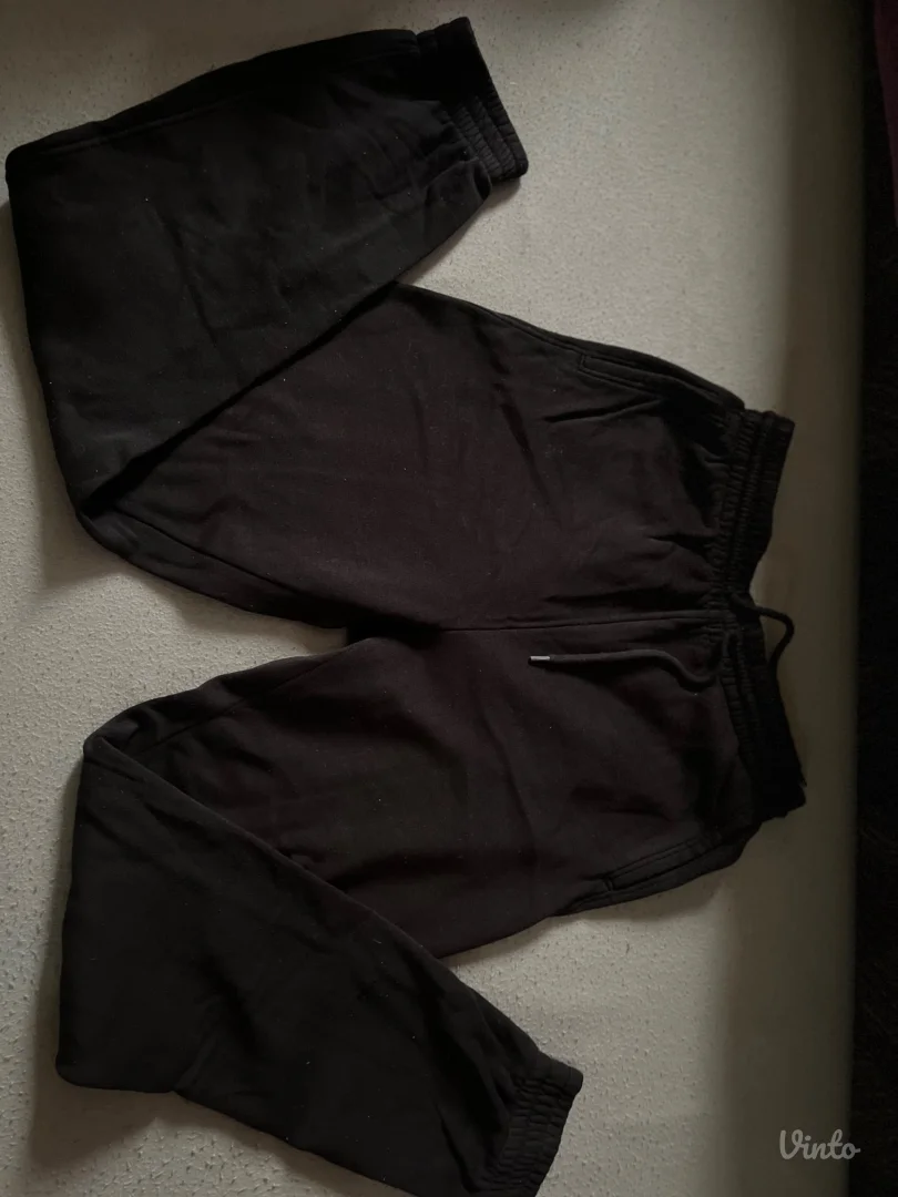 2 crne trenerke - New Yorker