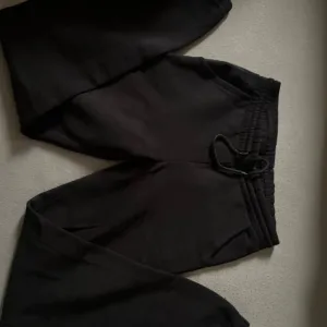 2 crne trenerke - New Yorker