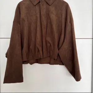 Zara viralna braon jakna od antilop koze